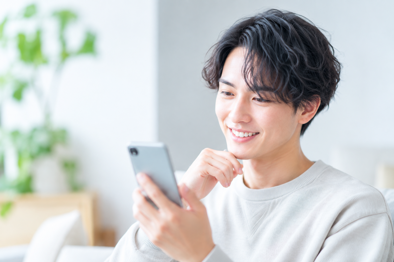 スマートフォンを使用する男性